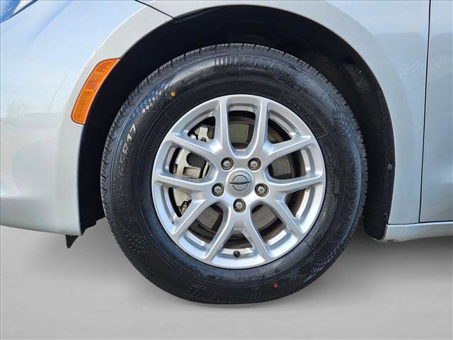 Used 2022 Chrysler Voyager LX image 23