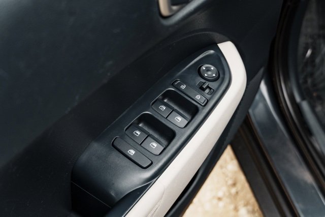 Certified 2020 Hyundai Venue image 19