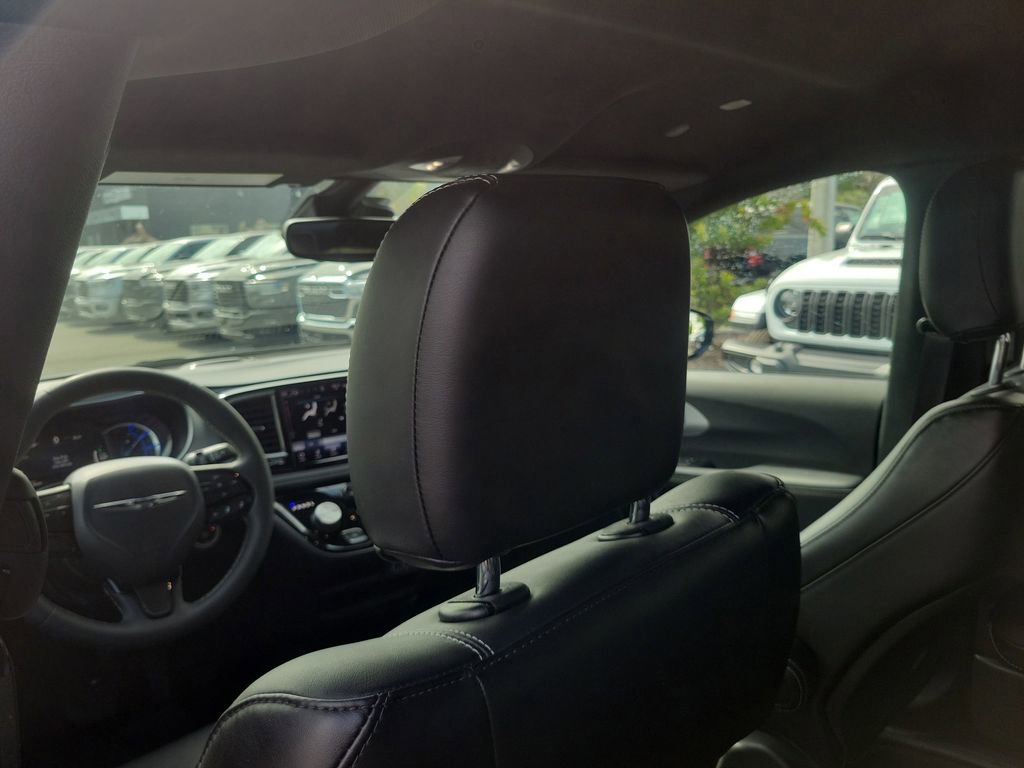 Used 2024 Chrysler Pacifica Limited FWD image 11