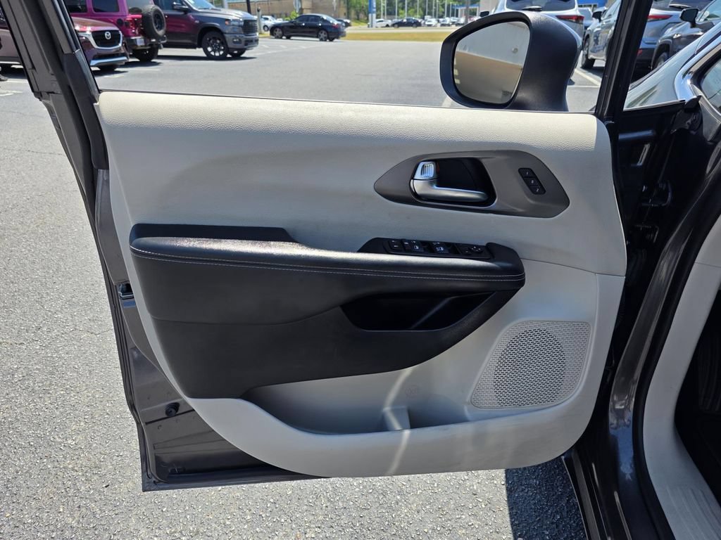 Used 2023 Chrysler Pacifica Touring-L FWD image 12