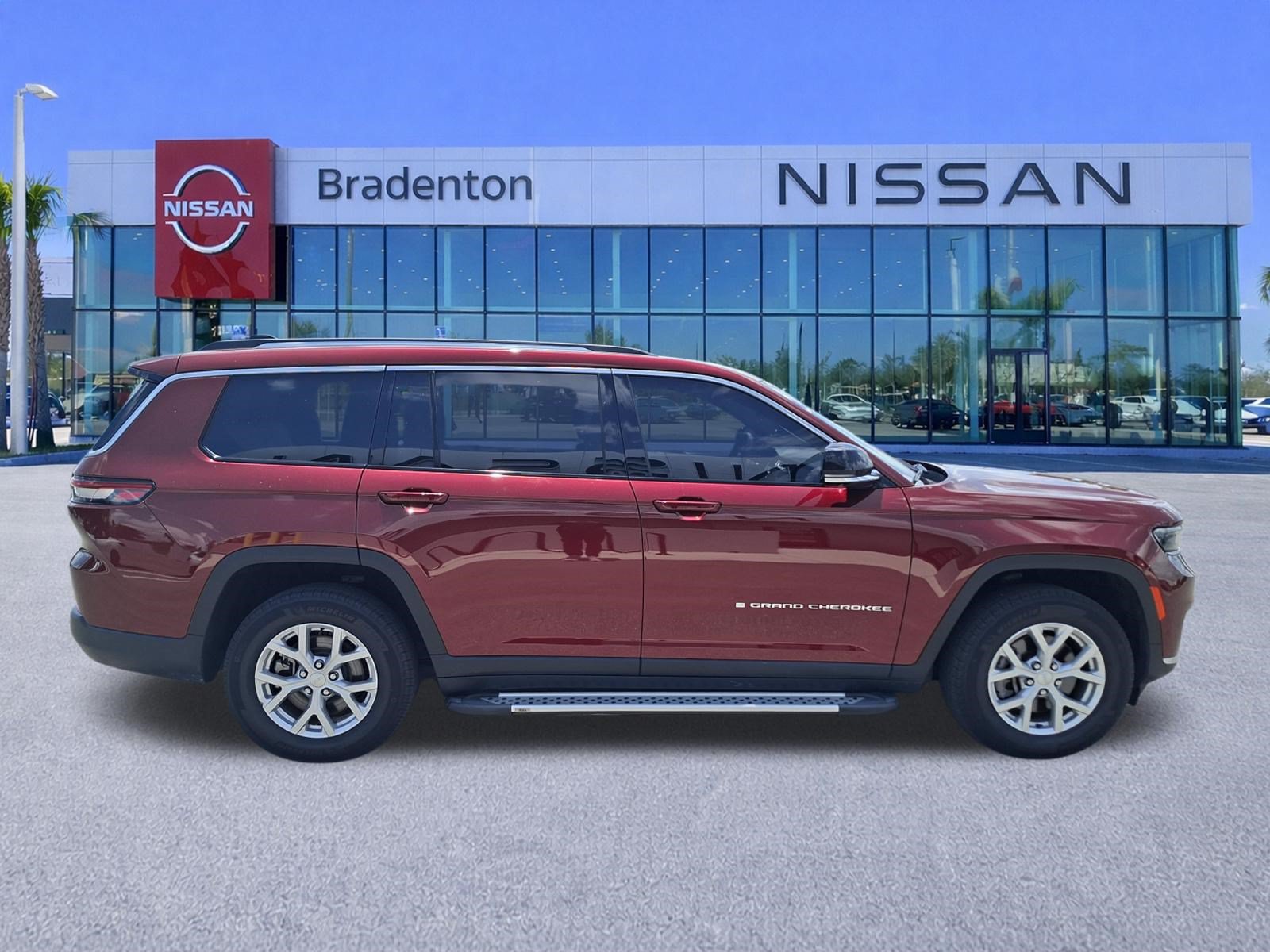 Used 2023 Jeep Grand Cherokee L Limited w/ Luxury Tech Group II AWD/4WD image 4