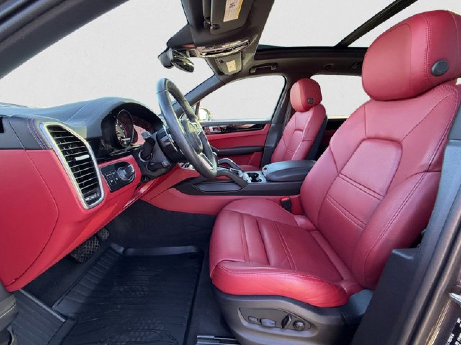 Used 2022 Porsche Cayenne AWD/4WD image 10