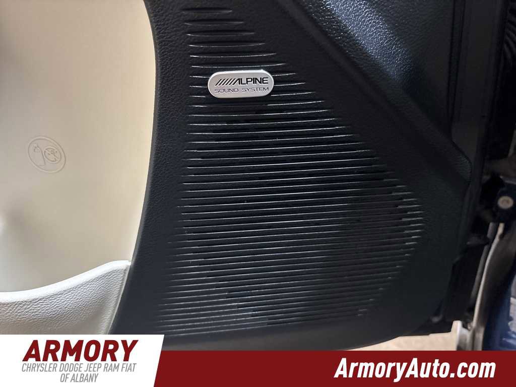 Used 2015 Dodge Challenger R/T Plus image 9