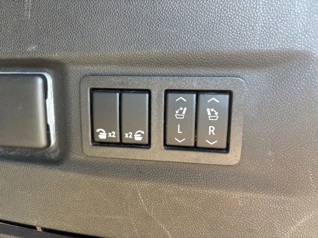 Used 2021 GMC Yukon XL AT4 w/ AT4 Premium Plus Package AWD/4WD image 17