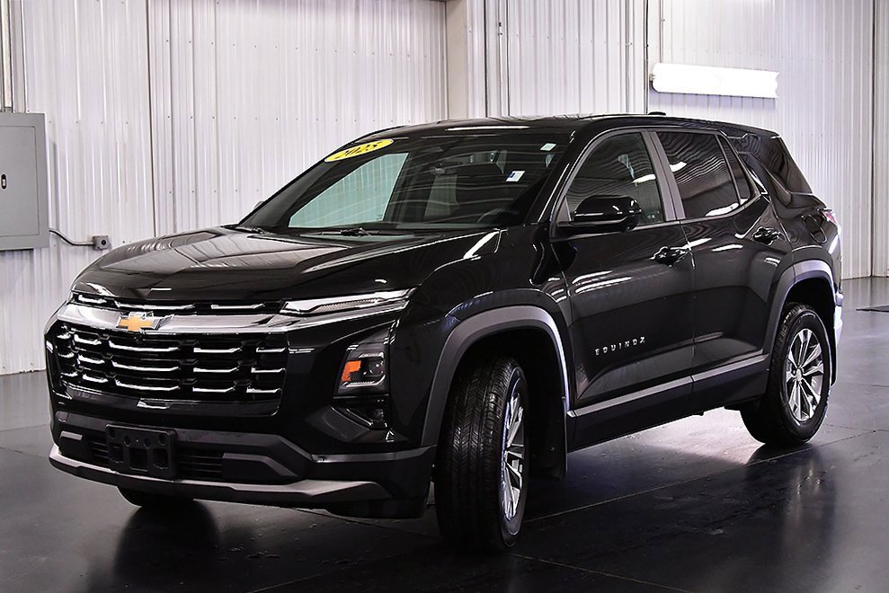 Used 2025 Chevrolet Equinox LT w/ Safety and Technology Package image 3