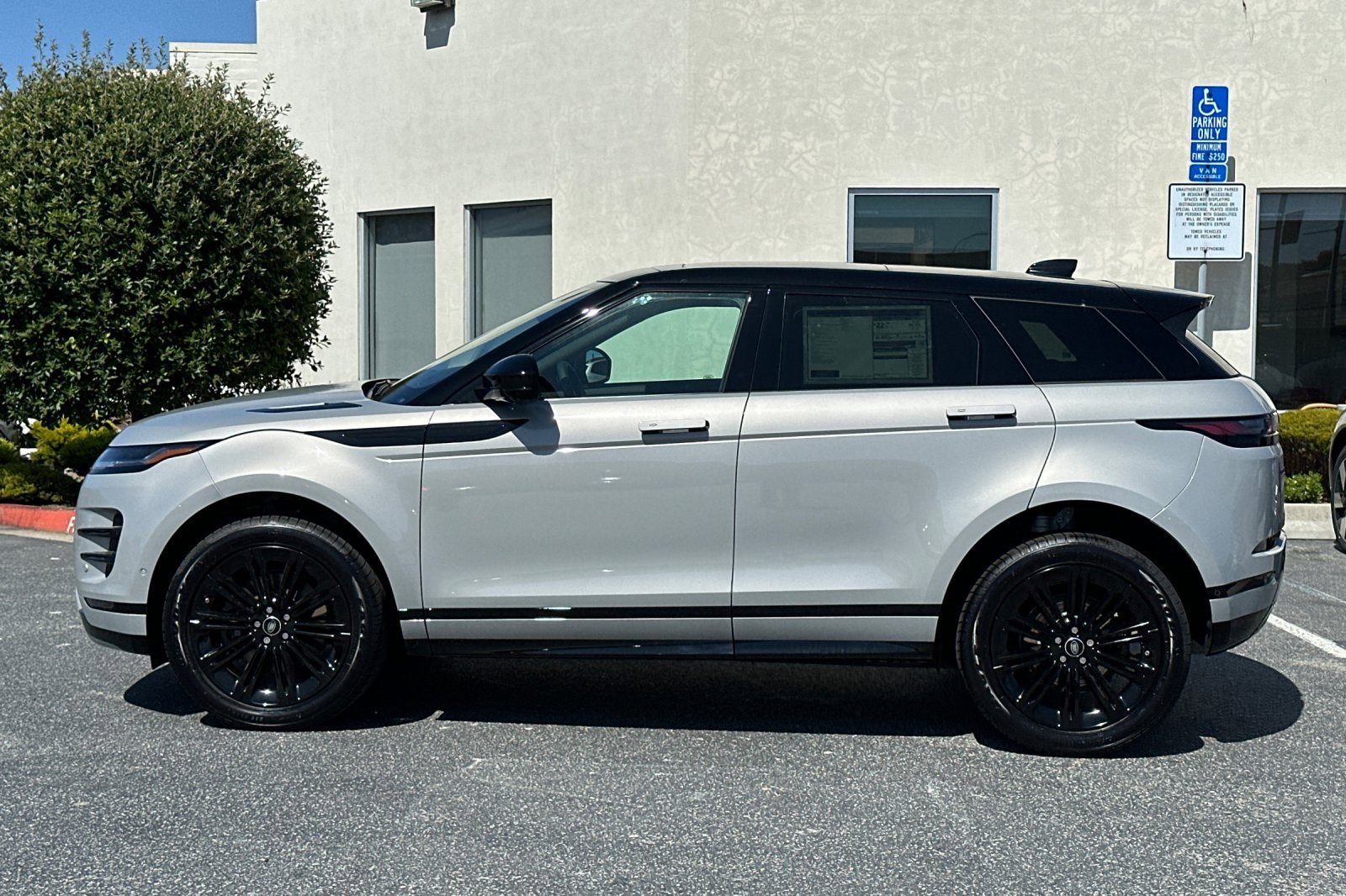 New 2026 Land Rover Range Rover Evoque Dynamic SE image 2