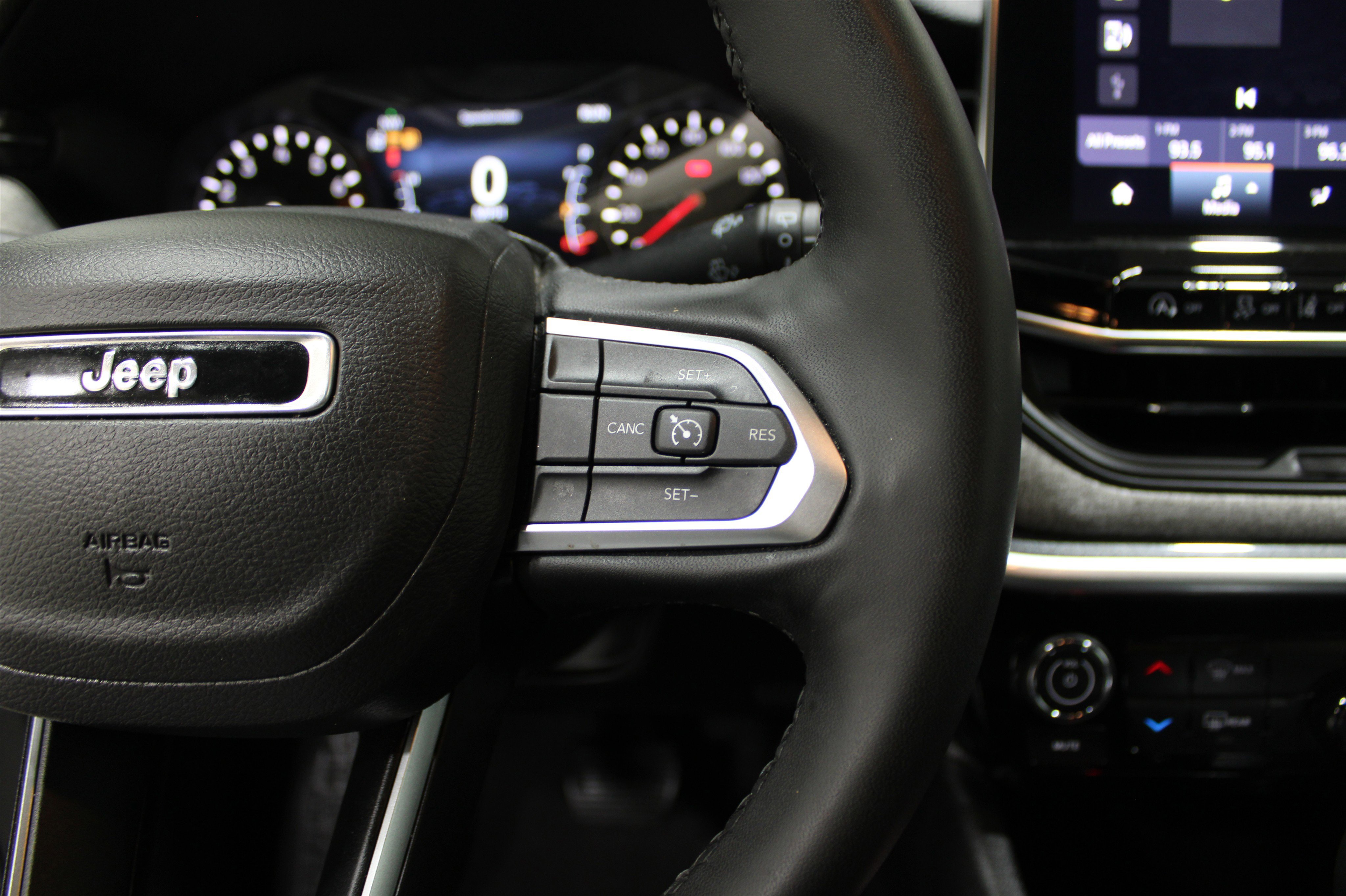 Used 2024 Jeep Compass Latitude image 11