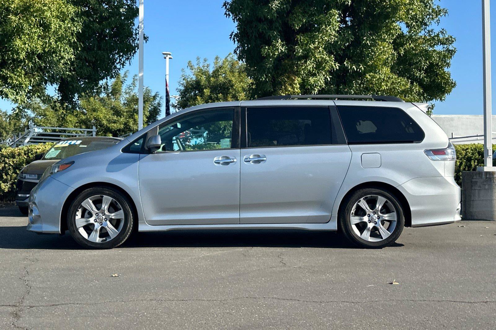 Used 2014 Toyota Sienna SE FWD image 6