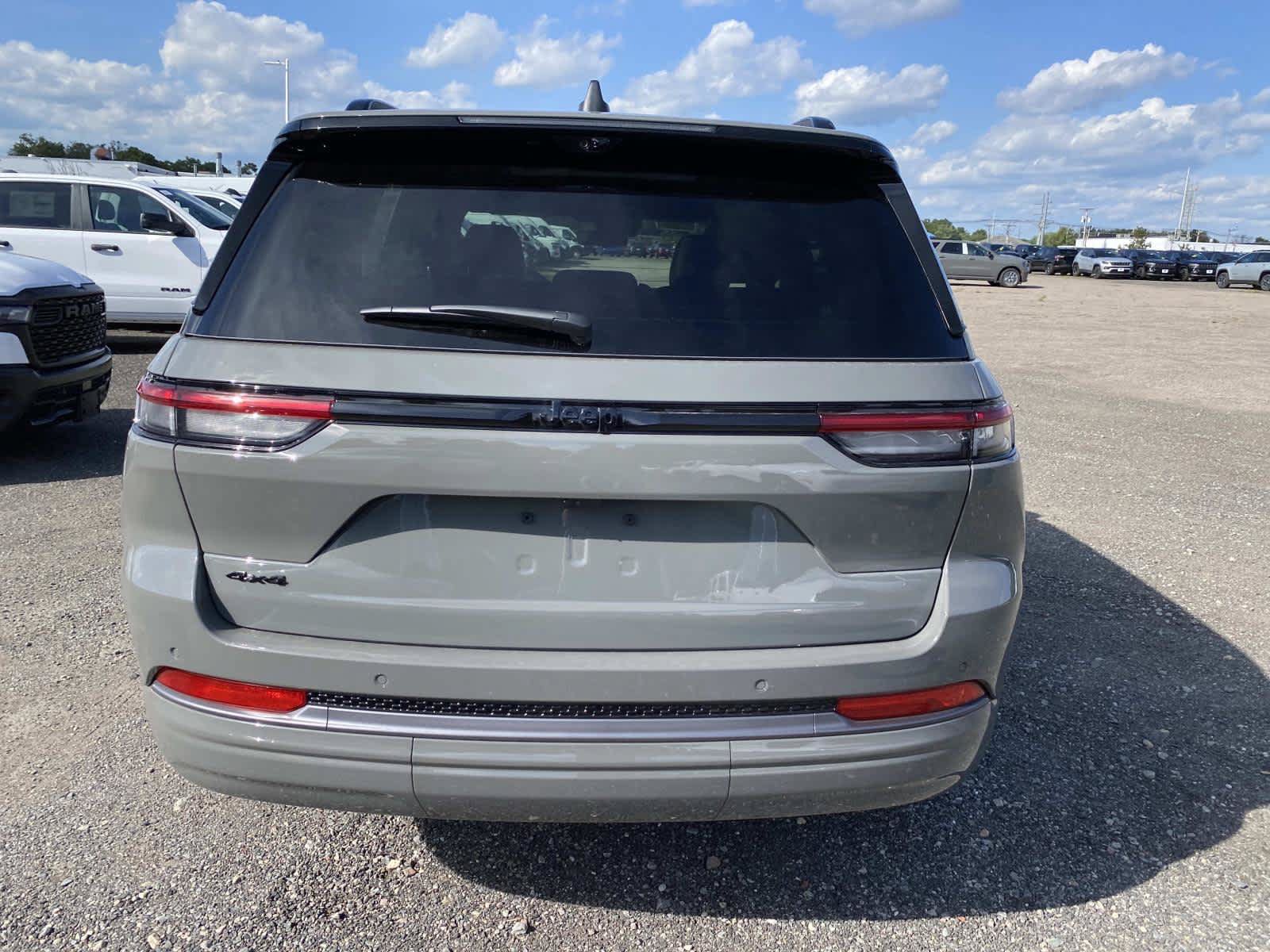 New 2027 Jeep Grand Cherokee Limited AWD/4WD image 4