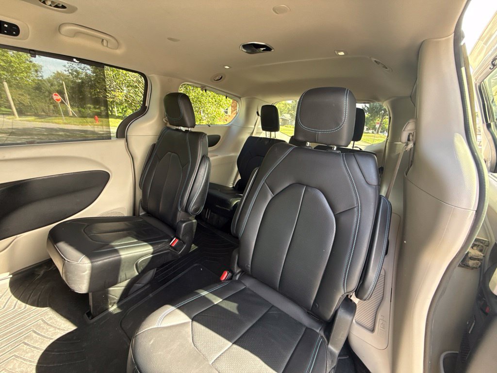 Used 2021 Chrysler Pacifica Touring-L w/ Uconnect Theater Family Group AWD/4WD image 11