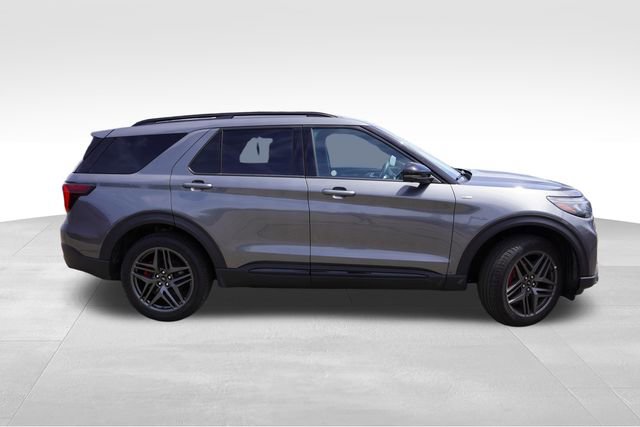 Used 2025 Ford Explorer ST-Line w/ ST-Line Street Pack AWD/4WD image 2