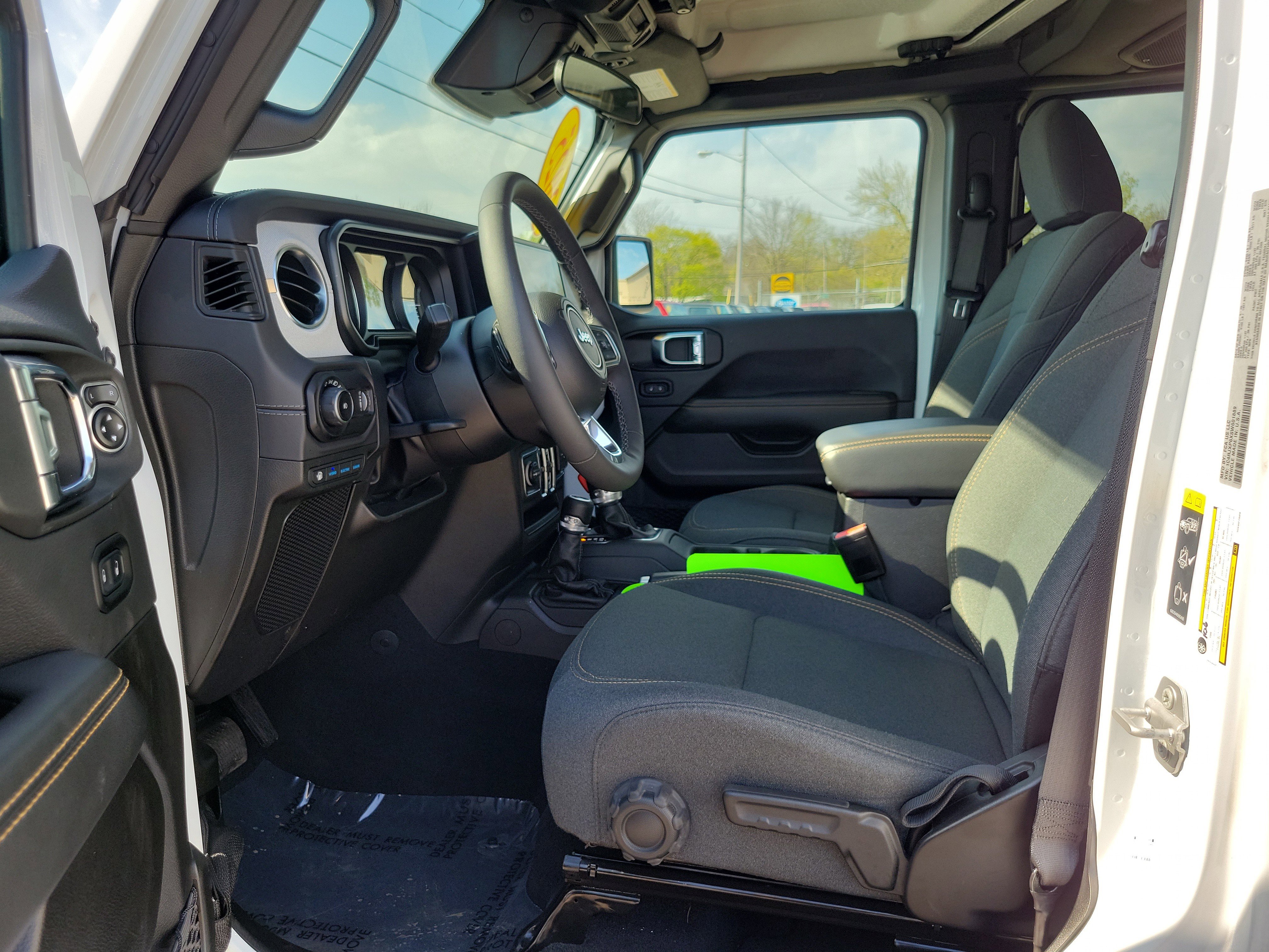 Used 2025 Jeep Wrangler Unlimited Sahara AWD/4WD image 8