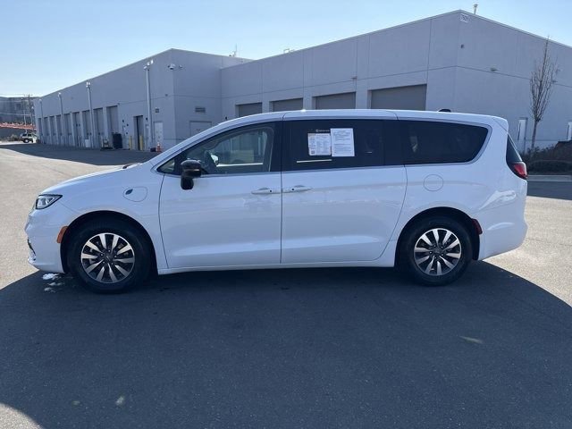Used 2024 Chrysler Pacifica Select image 8