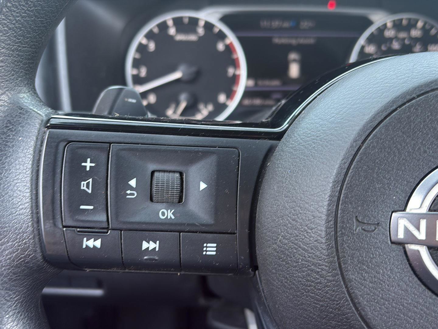 Used 2023 Nissan Rogue SV image 29