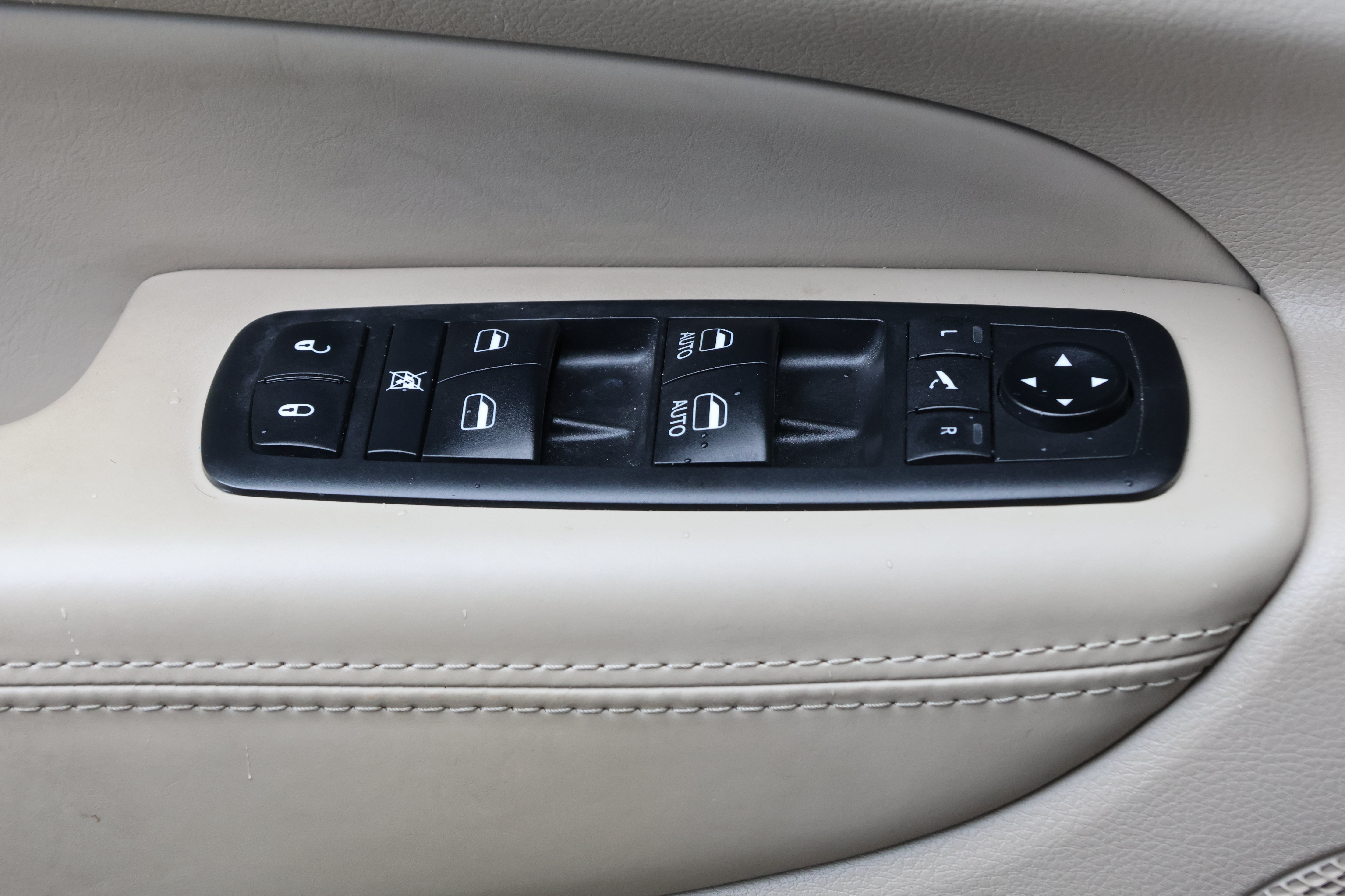 Used 2019 Jeep Grand Cherokee Overland AWD/4WD image 13