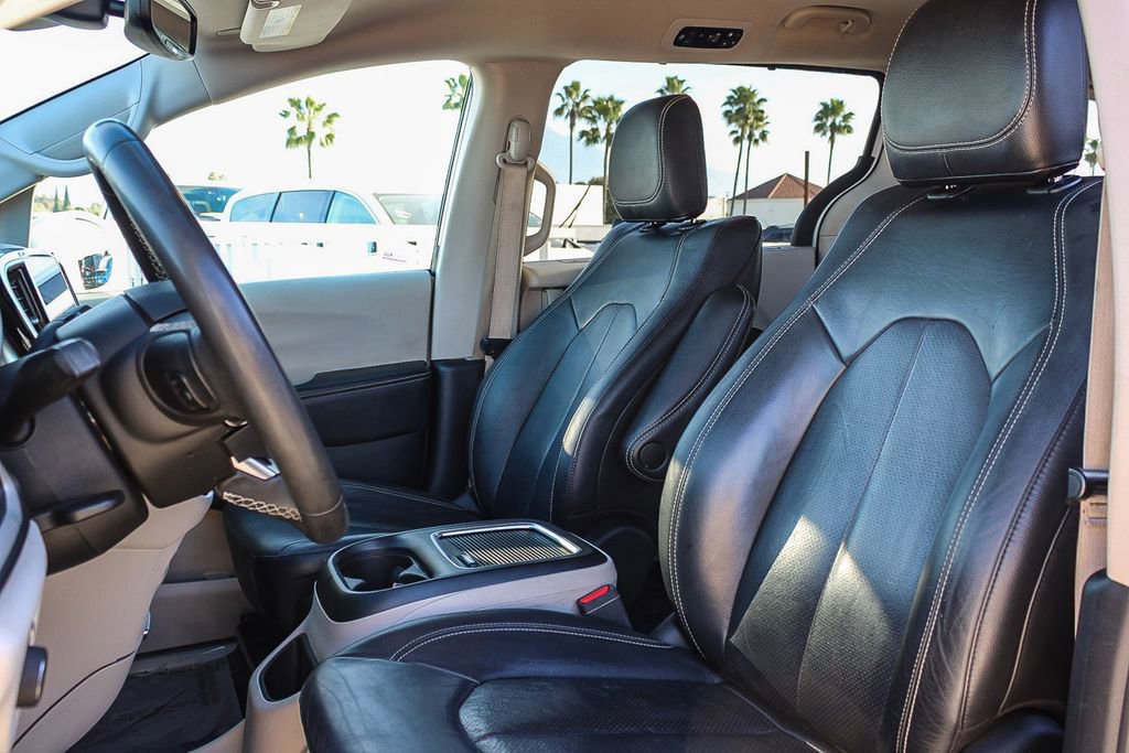 Used 2022 Chrysler Pacifica Touring-L image 16