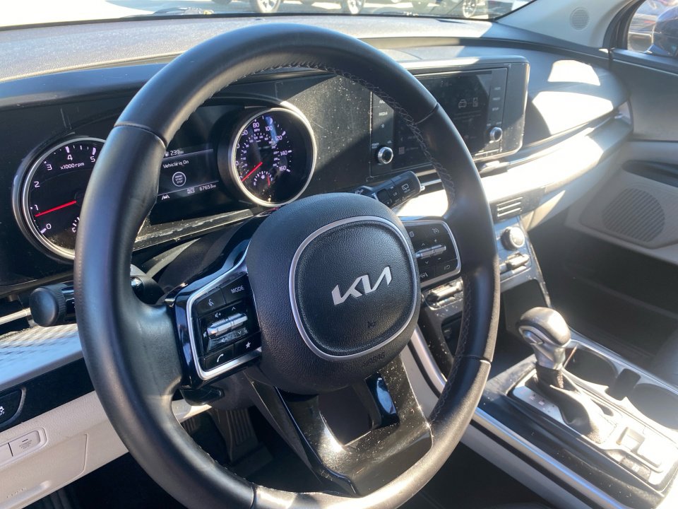 Used 2023 Kia Carnival LX image 37