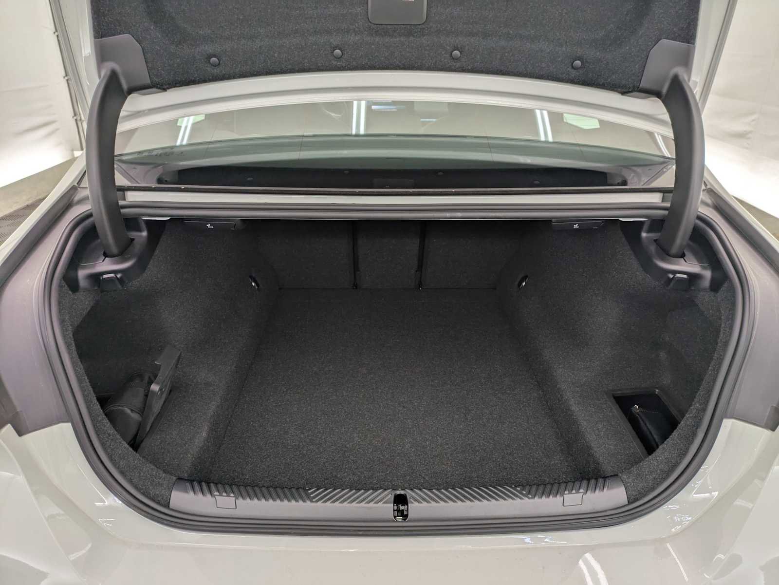 Used 2025 BMW 530i xDrive w/ Premium Package AWD/4WD image 35