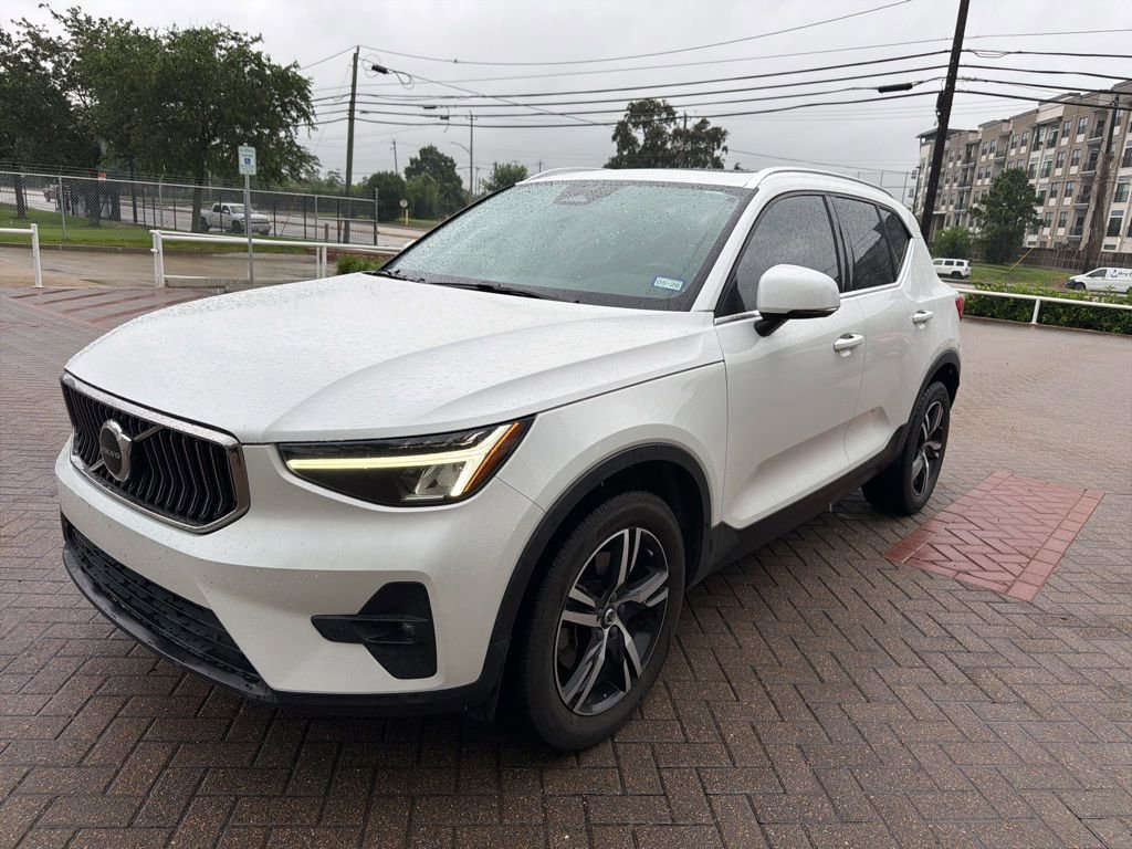 Used 2023 Volvo XC40 B5 Plus w/ Protection Package Premier AWD/4WD video 1