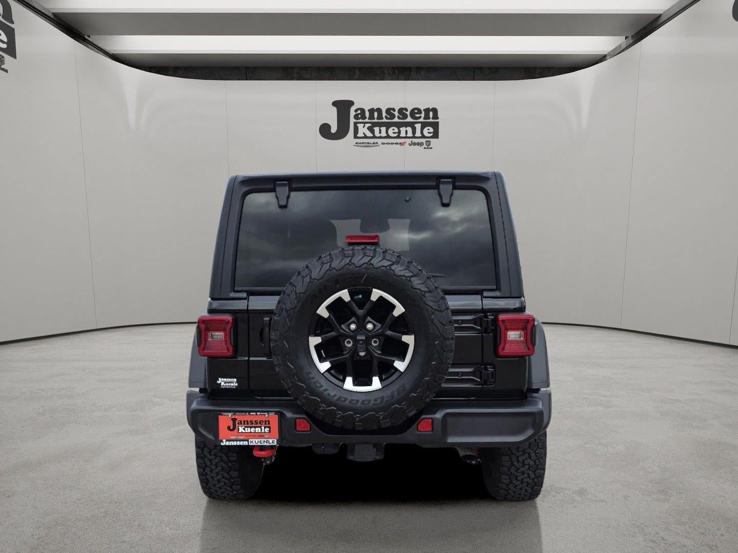 Used 2025 Jeep Wrangler Unlimited Rubicon w/ Convenience Group AWD/4WD image 2