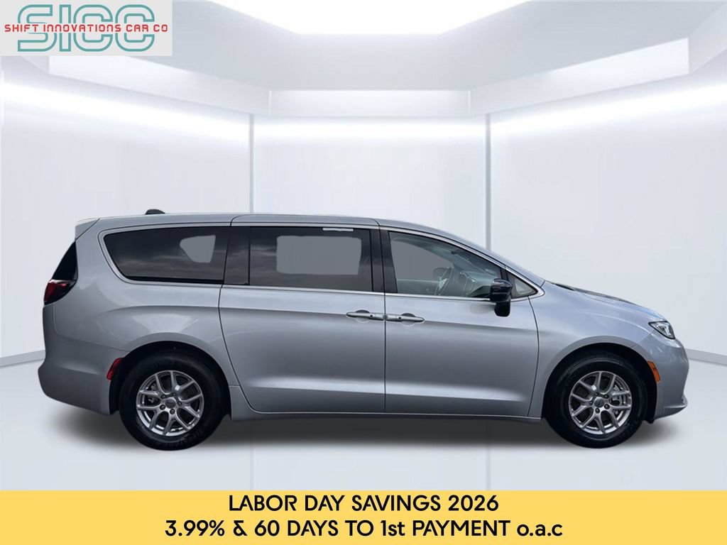 Used 2024 Chrysler Pacifica Touring-L FWD image 7