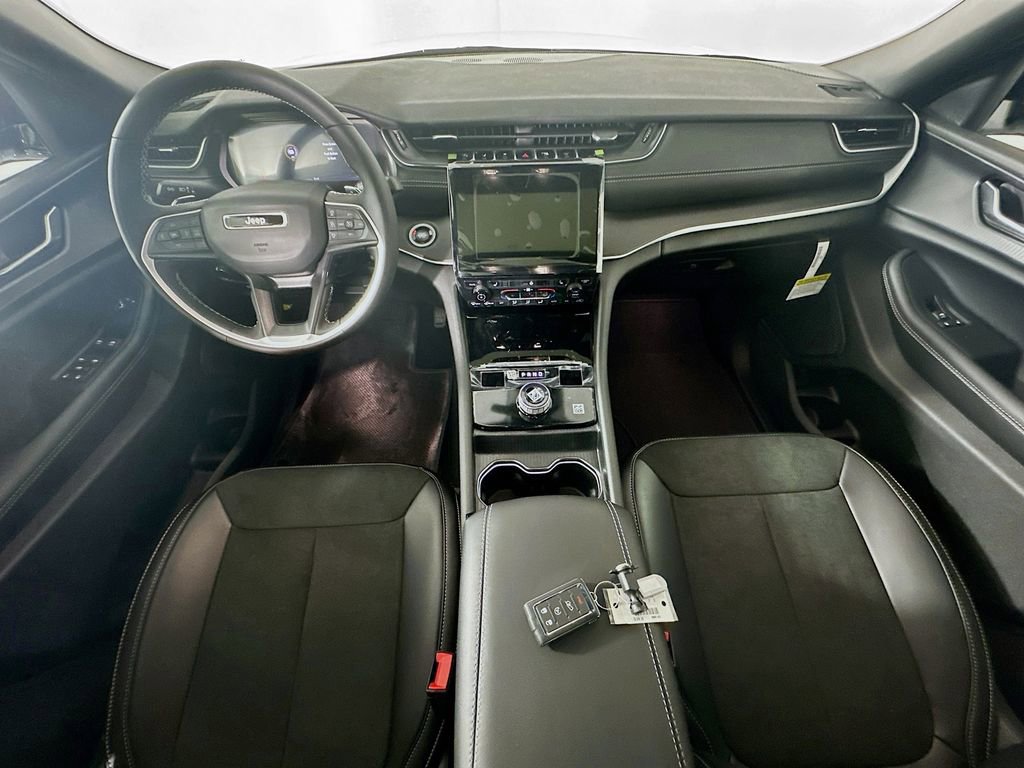 New 2025 Jeep Grand Cherokee Altitude image 9