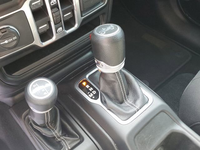 Used 2018 Jeep Wrangler Unlimited Sahara AWD/4WD image 27