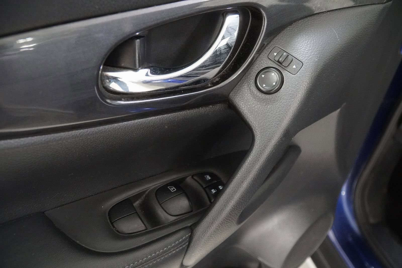 Used 2018 Nissan Rogue S image 19