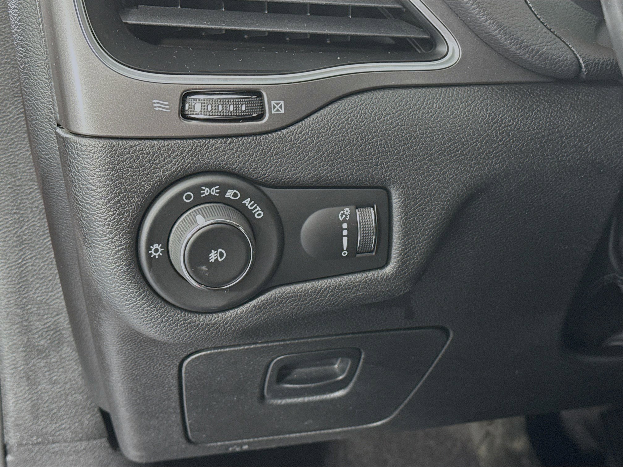 Used 2019 Jeep Cherokee Latitude w/ Cold Weather Group image 10