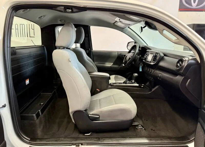 Used 2018 Toyota Tacoma SR image 17