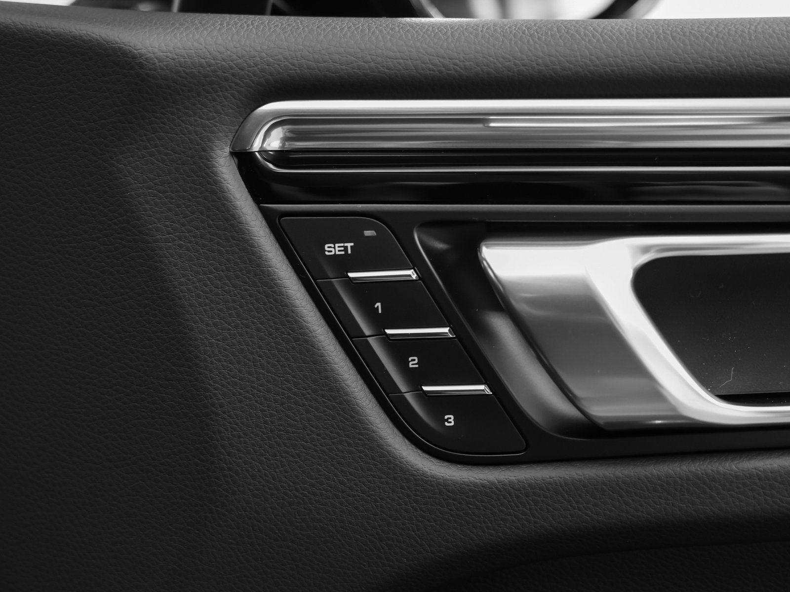 Certified 2025 Porsche Macan image 19