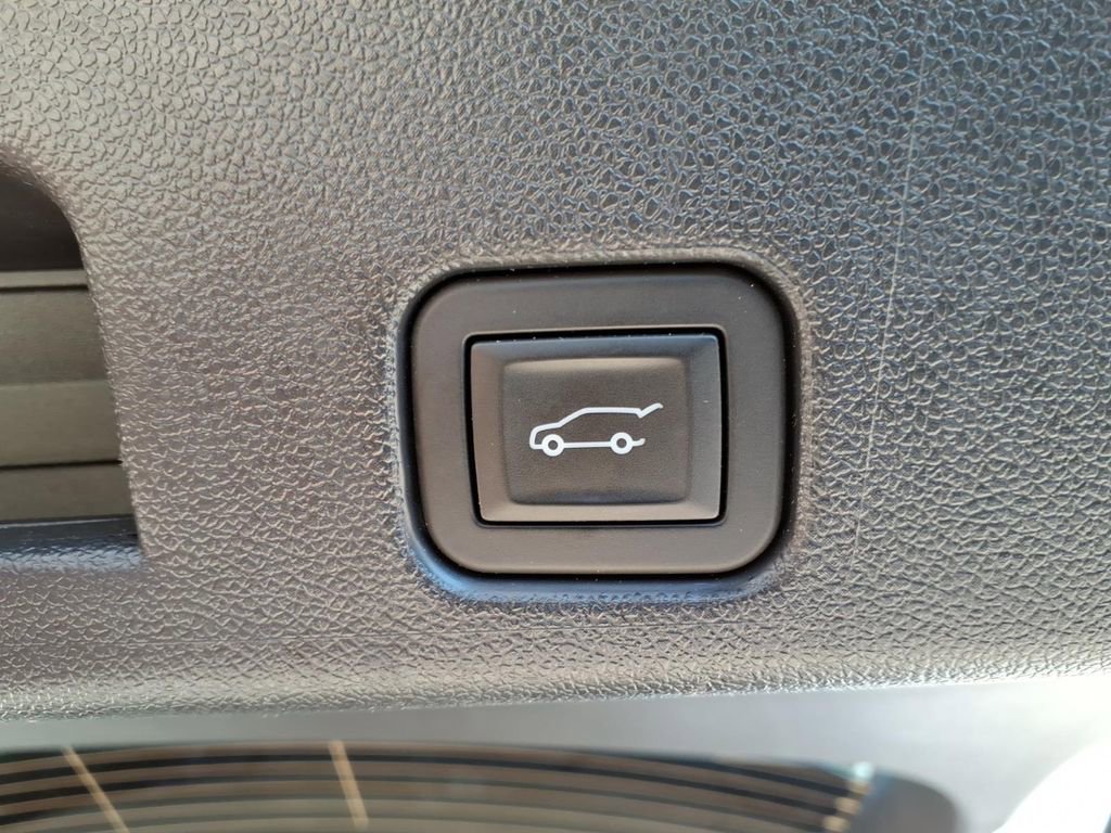 Used 2025 Chevrolet Traverse LT w/ Enhanced Driving Package AWD/4WD image 14