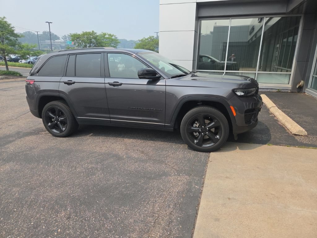 Used 2023 Jeep Grand Cherokee Altitude AWD/4WD image 25