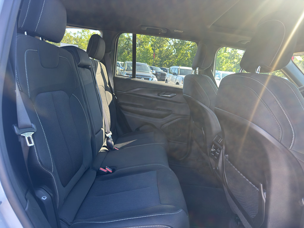 Used 2025 Jeep Grand Cherokee Laredo X RWD image 17