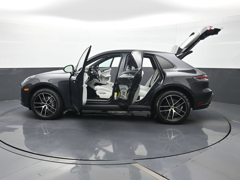 Certified 2023 Porsche Macan AWD/4WD image 29