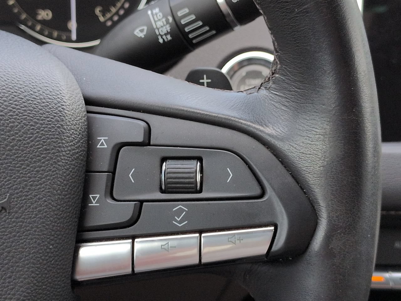 Used 2023 Cadillac XT4 Luxury FWD image 24