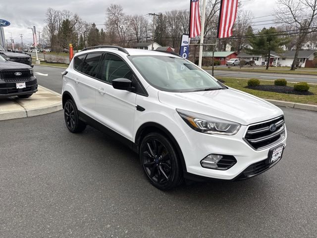 Used 2017 Ford Escape SE w/ SE Sport Appearance Package image 4