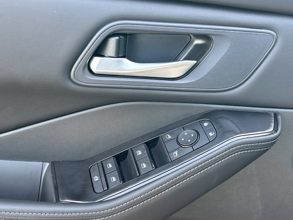 Used 2026 Nissan Rogue SV FWD image 19