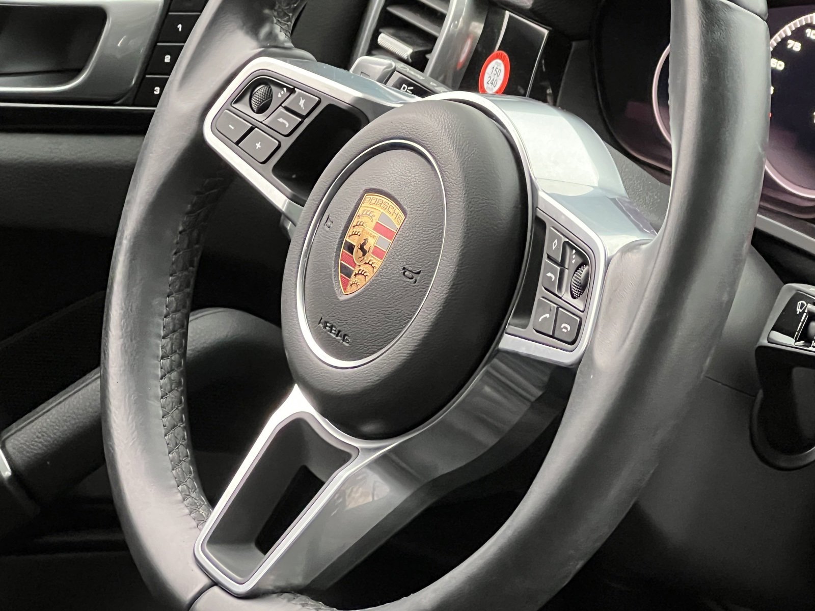 Certified 2022 Porsche Cayenne Platinum Edition image 33