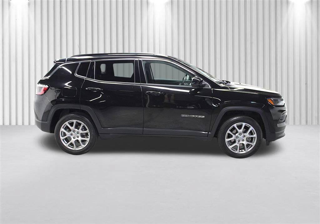 Certified 2022 Jeep Compass Latitude w/ Sun and Sound Group AWD/4WD image 2