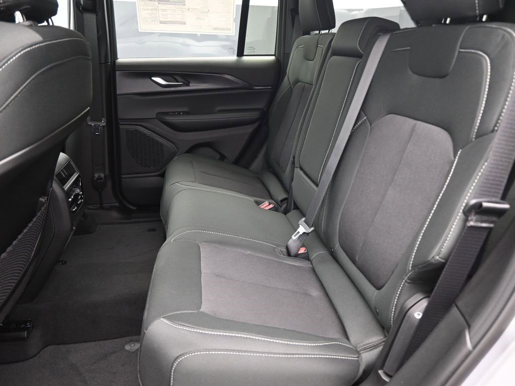 New 2025 Jeep Grand Cherokee Laredo w/ Luxury Tech Group I image 16