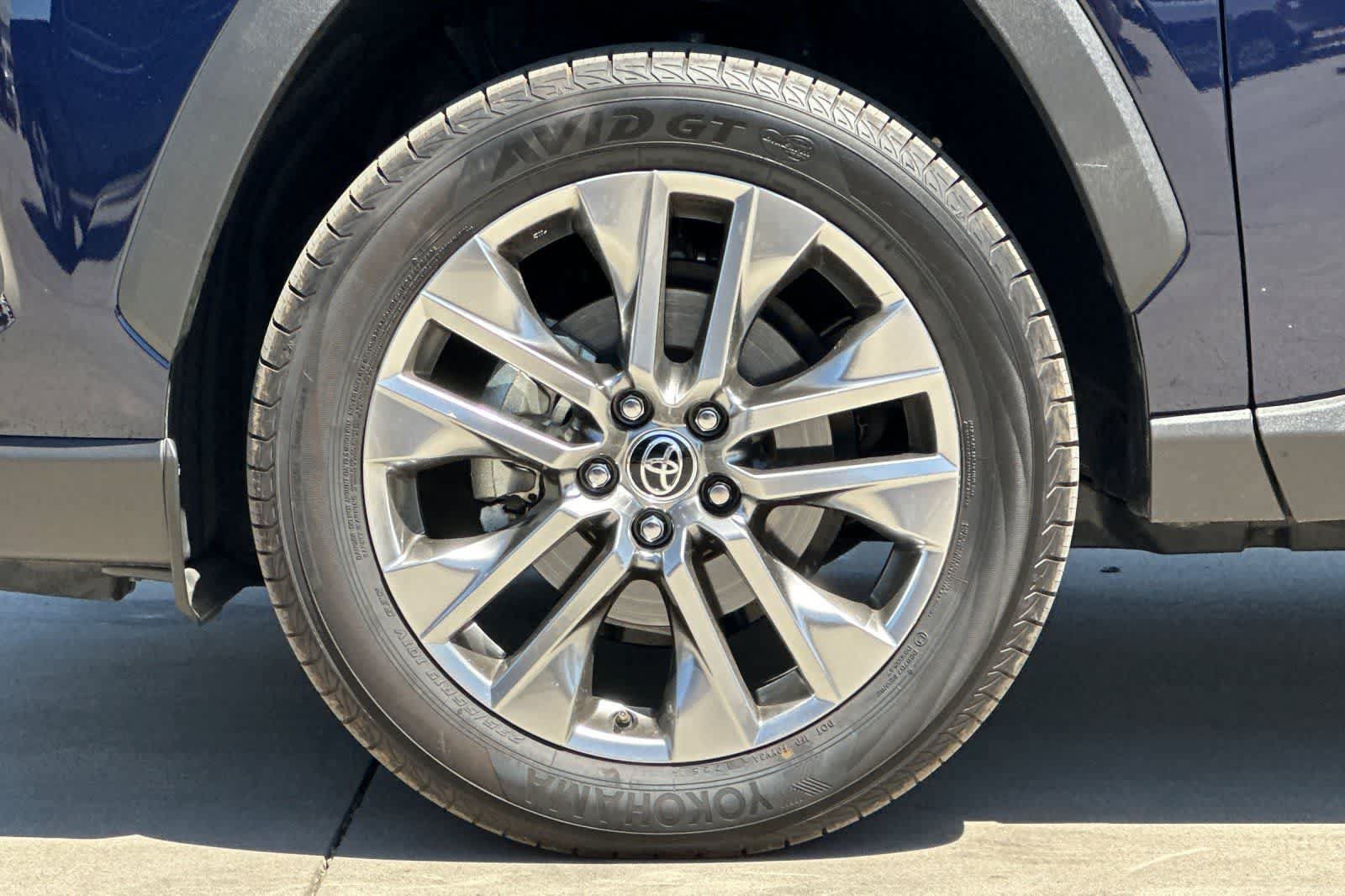 Used 2022 Toyota RAV4 Limited AWD/4WD image 12
