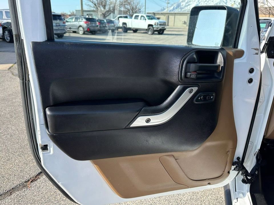 Used 2015 Jeep Wrangler Unlimited Rubicon w/ Max Tow Package AWD/4WD image 6