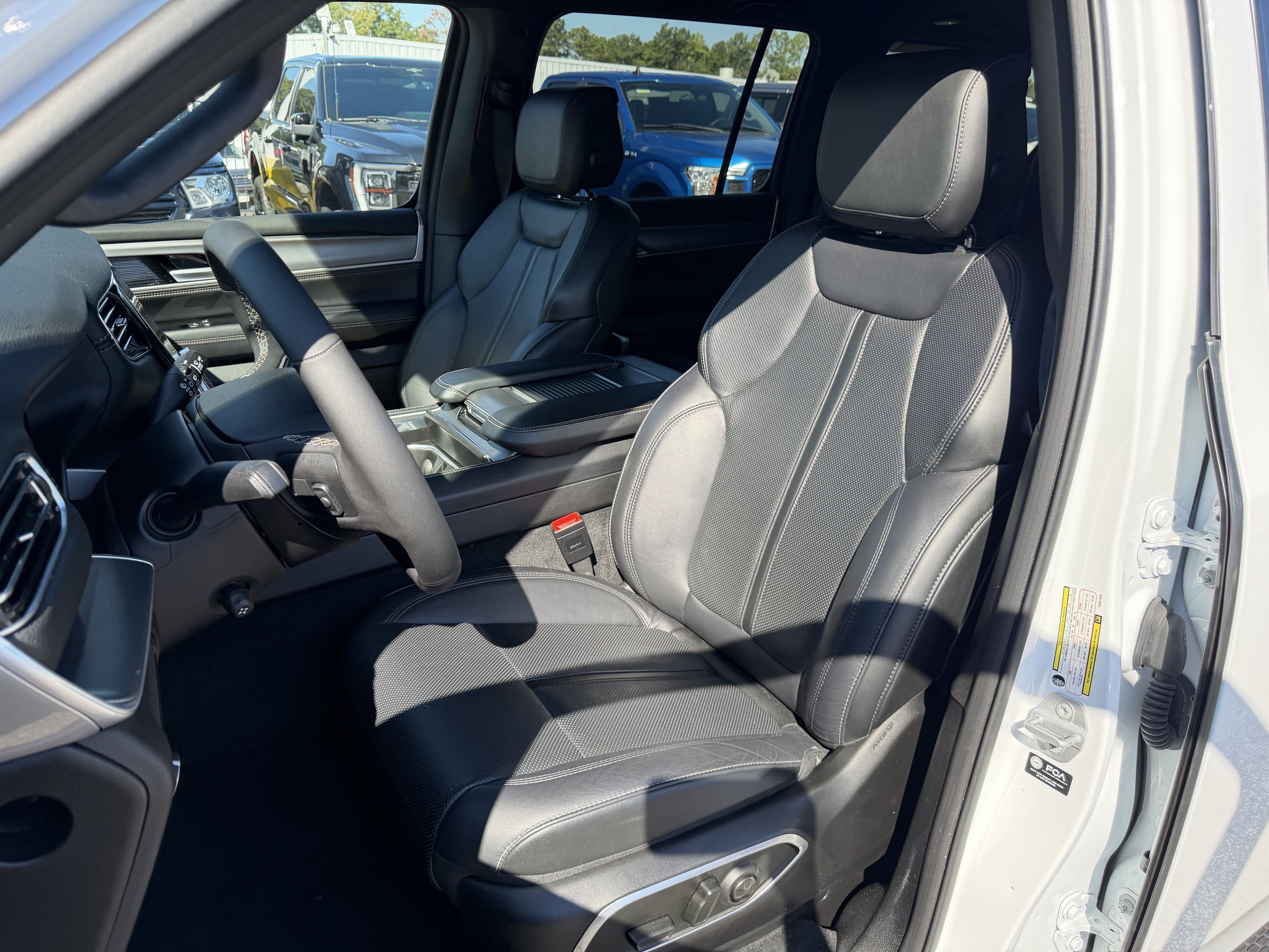 Used 2025 Jeep Wagoneer Series II RWD image 12