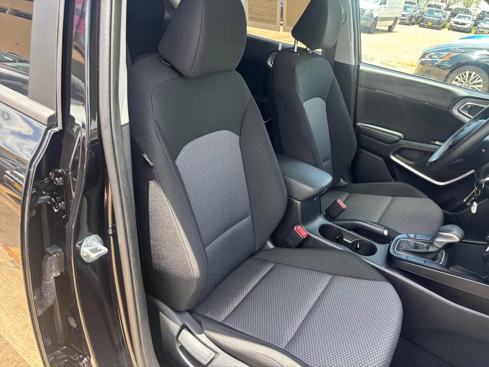 Used 2025 Kia Soul LX w/ LX Technology Package FWD image 34