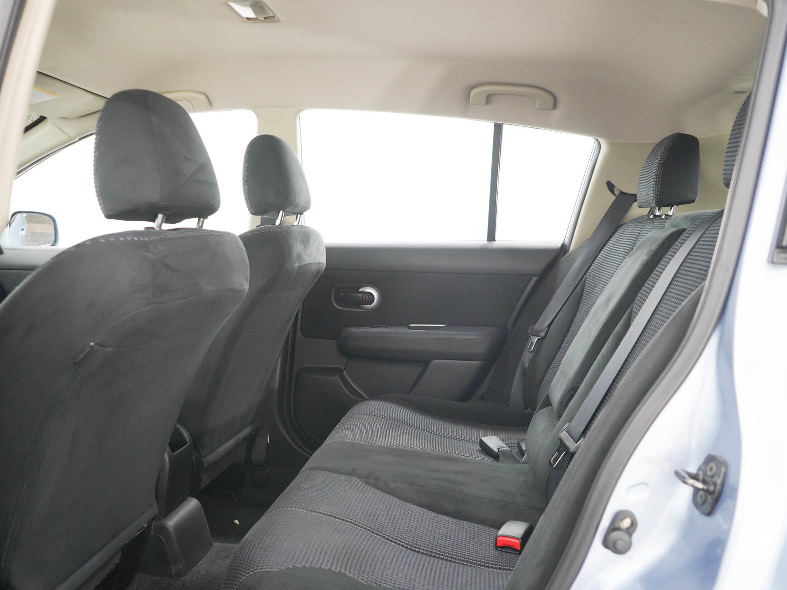Used 2011 Nissan Versa Hatchback w/ Premium Pkg FWD image 13