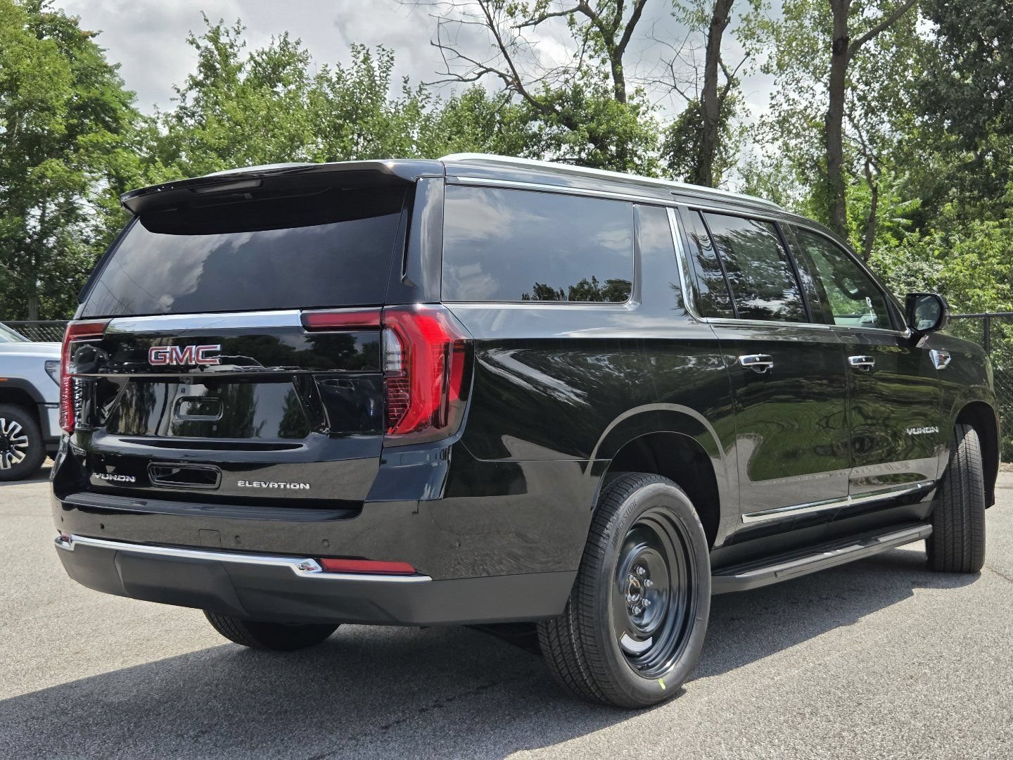 New 2026 GMC Yukon XL Elevation w/ LPO, Elevation Black Package AWD/4WD image 18