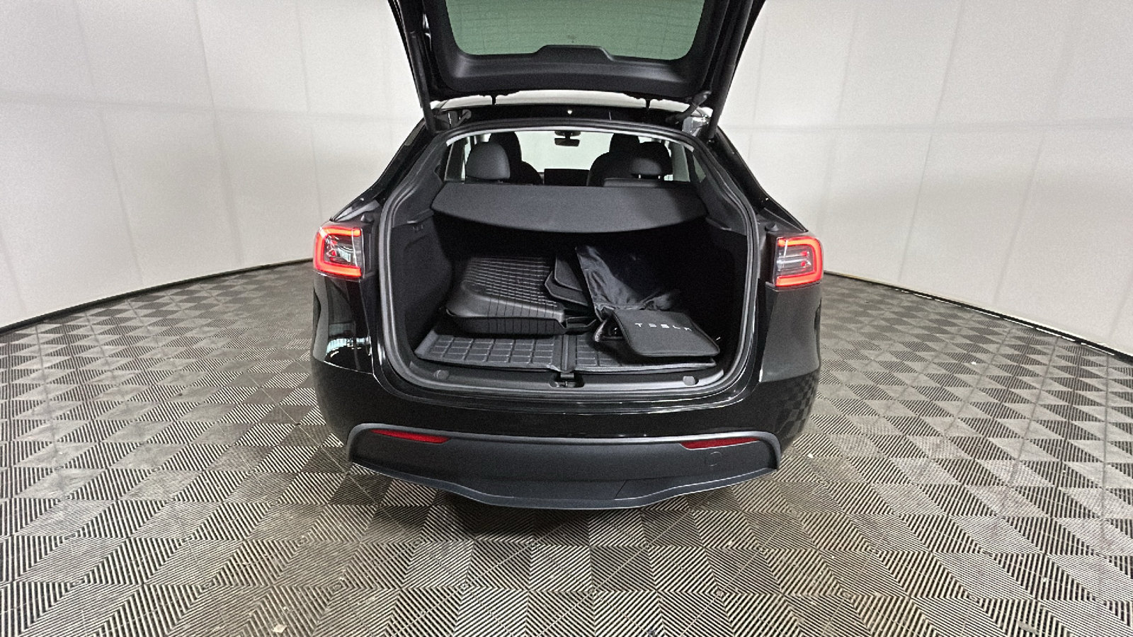 Used 2024 Tesla Model Y Long Range AWD/4WD image 26