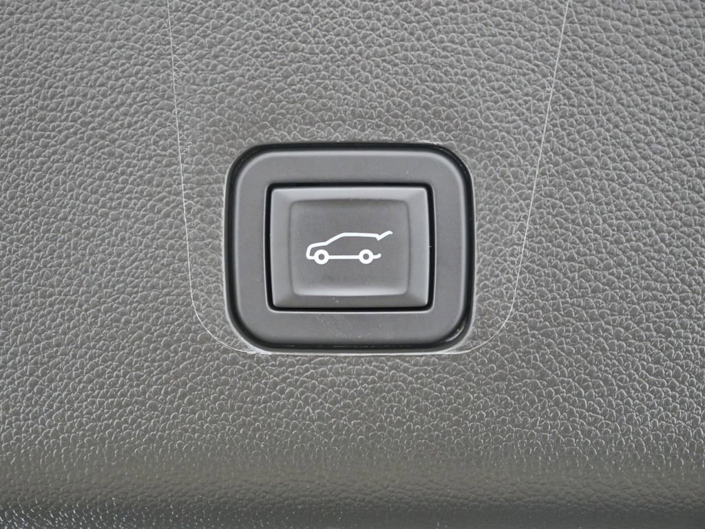 Used 2023 Chevrolet Traverse RS image 24