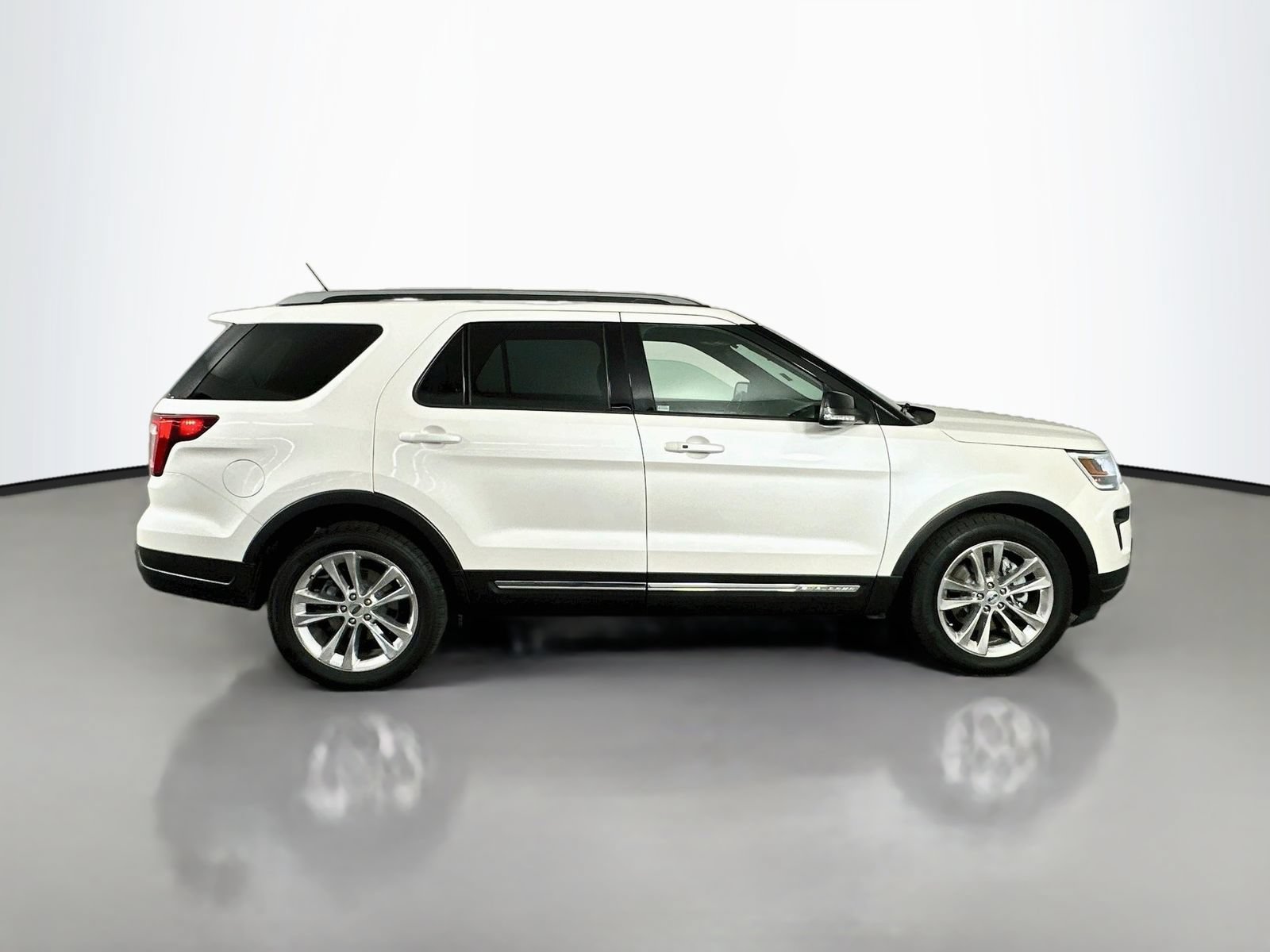 Used 2018 Ford Explorer XLT w/ Equipment Group 202A FWD image 9